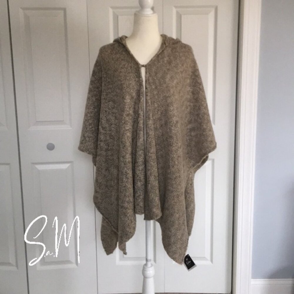 NWT Echo Design Hooded Bouclé Ruana